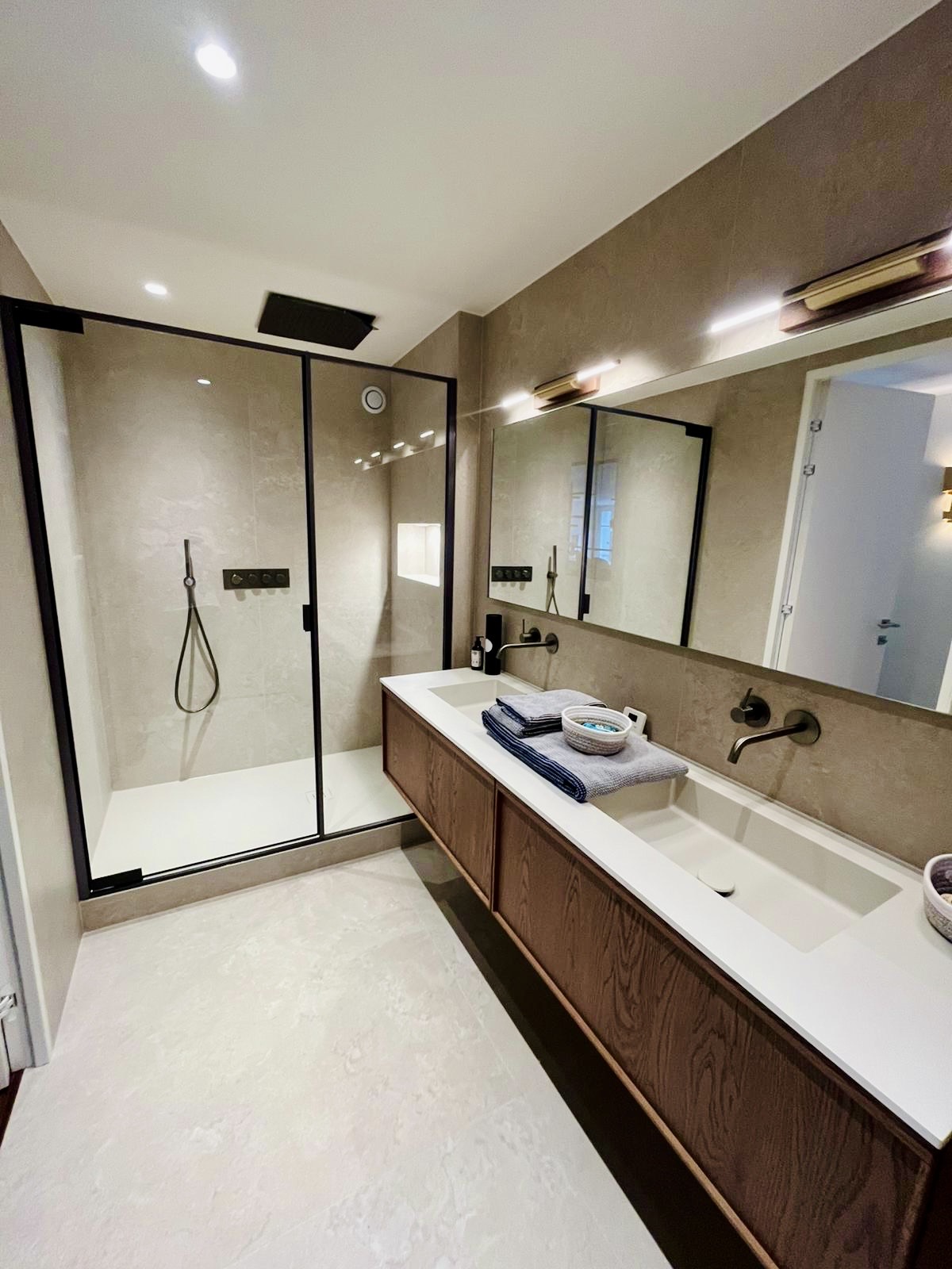 Rénovation de salle de bain : Le luxe et l'élégance du carrelage grand format XXL salledebain xll canne